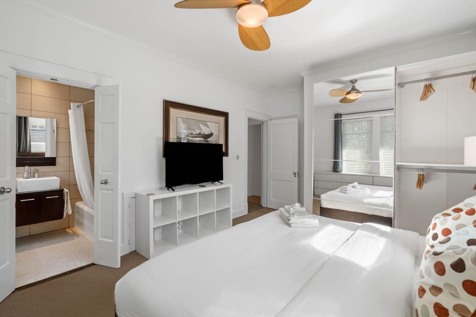 Bed, TV and multimedia, Bedroom, fireplace, towels