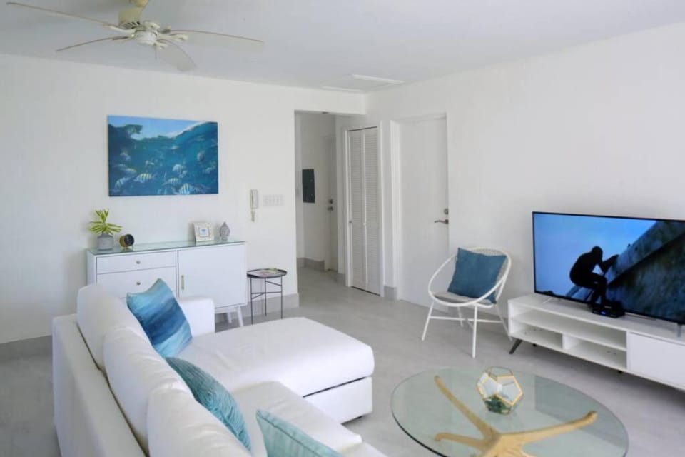 Sea Glass Villa - Spacious 1 Bed, 2 Bath on West Coast Apartment in Saint James