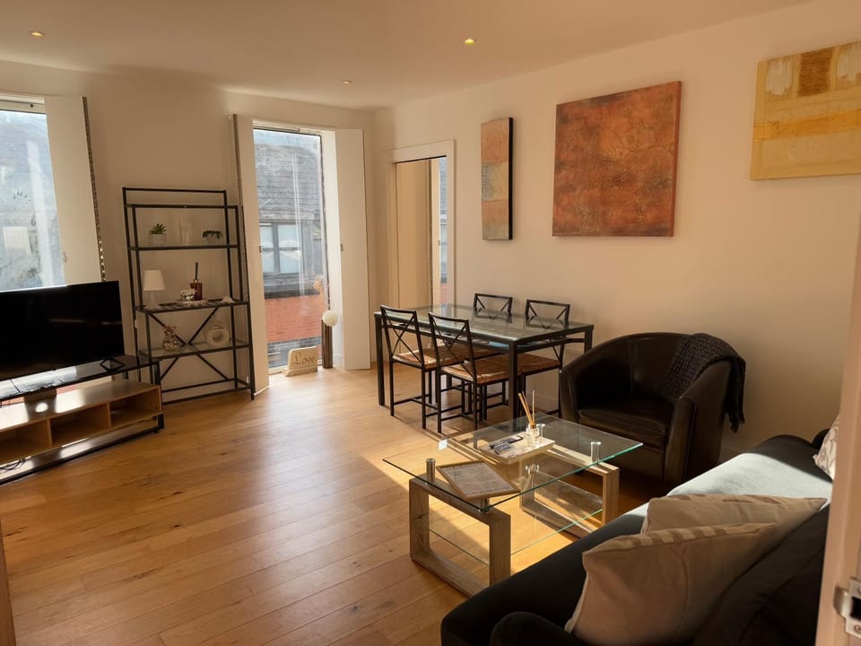Central, modern and peaceful, lovely Cathedral views, two-bed apartment with 40" smart TV & free onsite parking Apartment in Lincoln