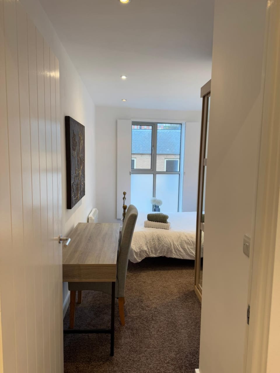 Central, modern and peaceful, lovely Cathedral views, two-bed apartment with 40" smart TV & free onsite parking Apartment in Lincoln