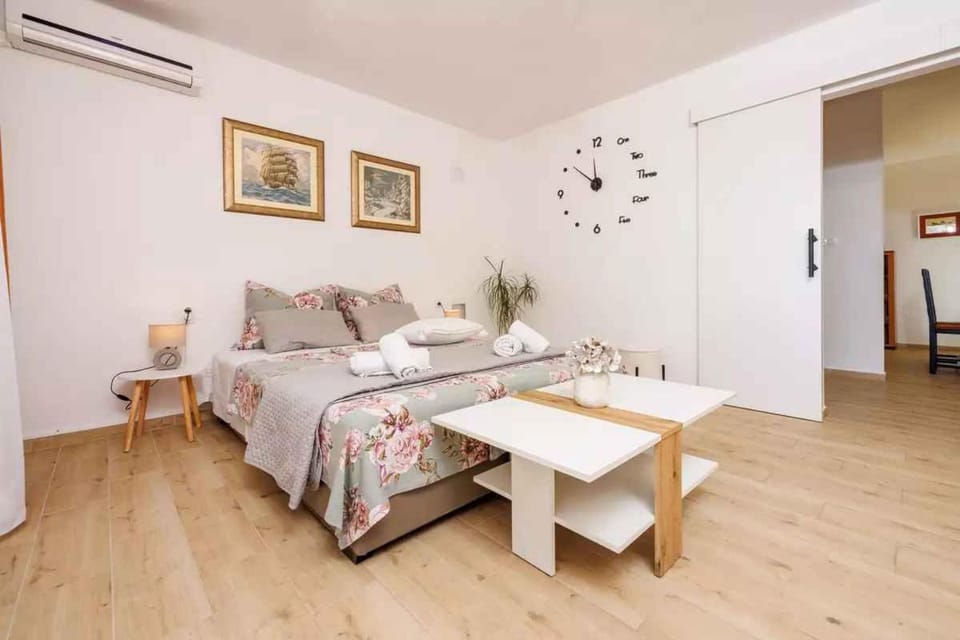 Bed, Bedroom, air conditioner