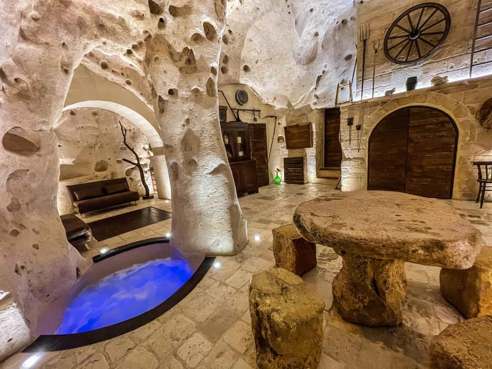 Hot Tub, Hot Tub, Living room, Spa and wellness centre/facilities, Spa and wellness centre/facilities, Dining area, Pool view, Pool view, Swimming pool, Swimming pool