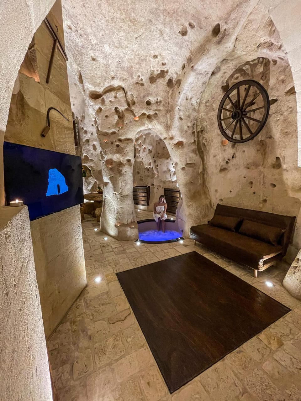 People, People, Hot Tub, Hot Tub, TV and multimedia, Living room, Spa and wellness centre/facilities, Spa and wellness centre/facilities, Decorative detail, Decorative detail, Pool view, Pool view, Swimming pool, Swimming pool