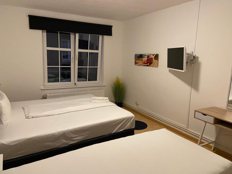 Bed, TV and multimedia, Bedroom