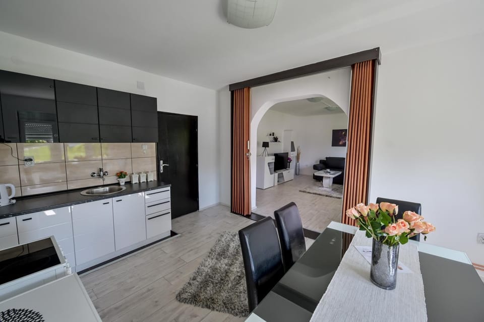 Kitchen or kitchenette, Dining area, Communal kitchen