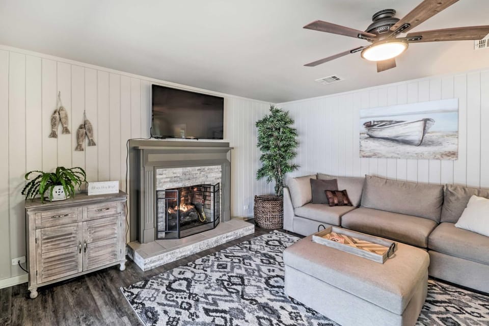 Kayaks, Dock Waterfront Escape on Lake Hamilton! House in Rockwell