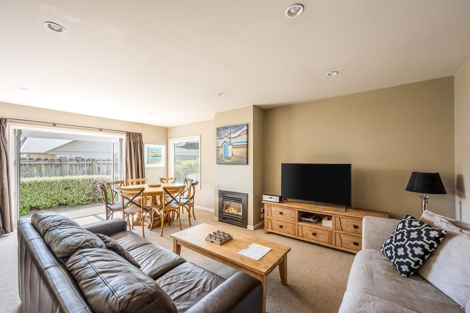 TV and multimedia, Living room, Seating area, Dining area, fireplace