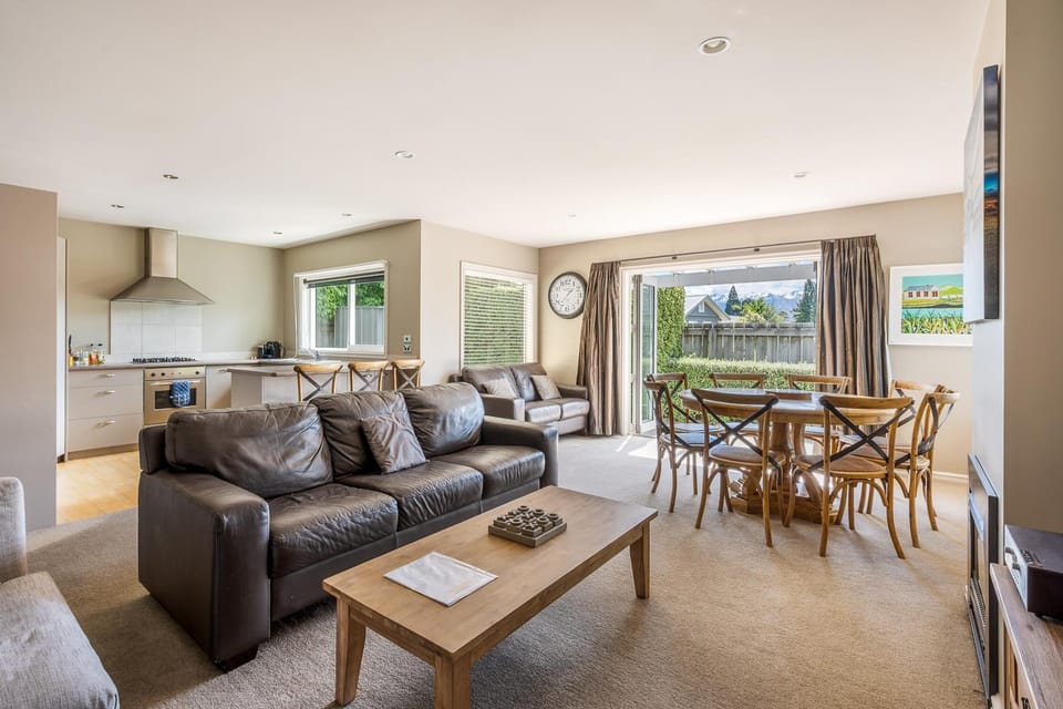 TV and multimedia, Kitchen or kitchenette, Living room, Seating area, Dining area