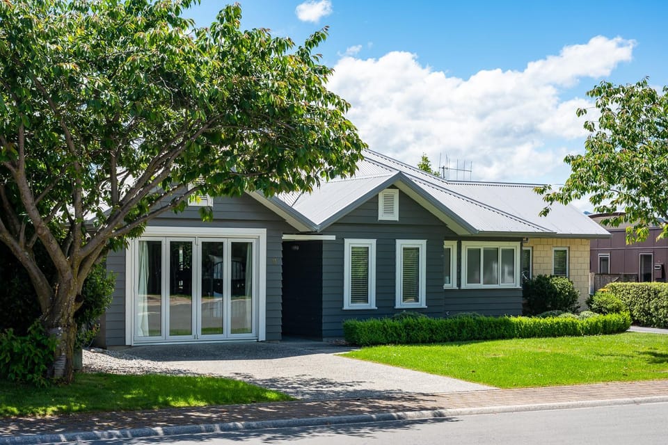 Property building, Spring, Day, Neighbourhood, Garden, Garden view, Street view