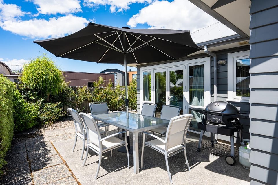 Property building, Patio, Spring, Day, BBQ facilities, Garden, Living room, Seating area, Dining area, Garden view