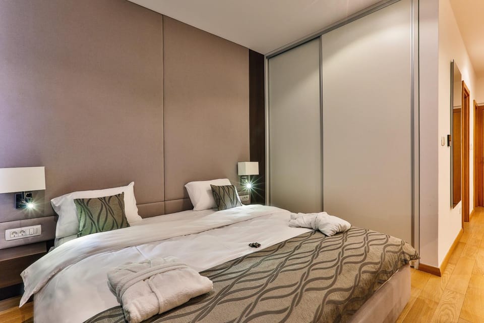 Bedroom, towels, wardrobe