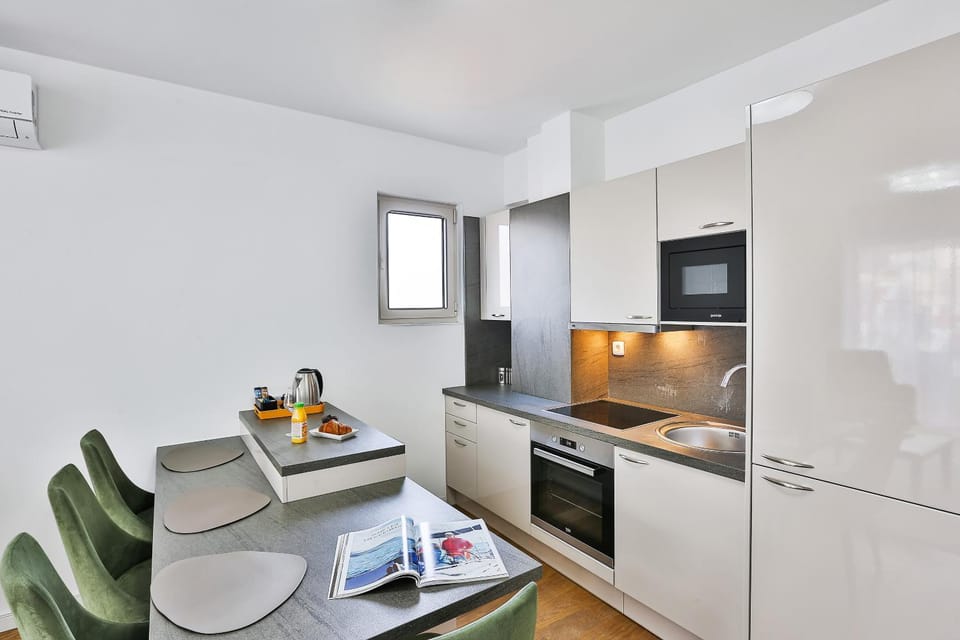 Kitchen or kitchenette, Food and drinks, Dining area, Food, dishwasher, oven