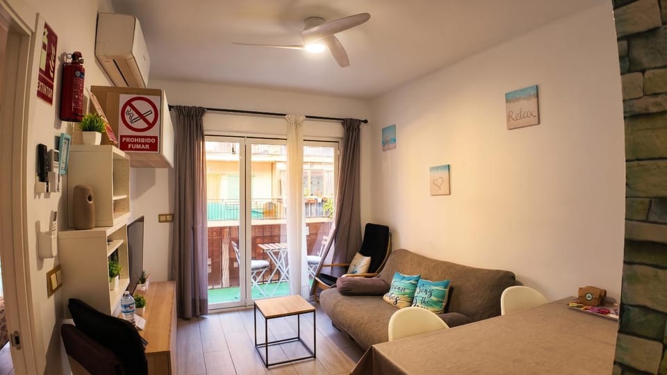 Bed, Living room, Photo of the whole room, Seating area, Dining area, fireplace, air conditioner