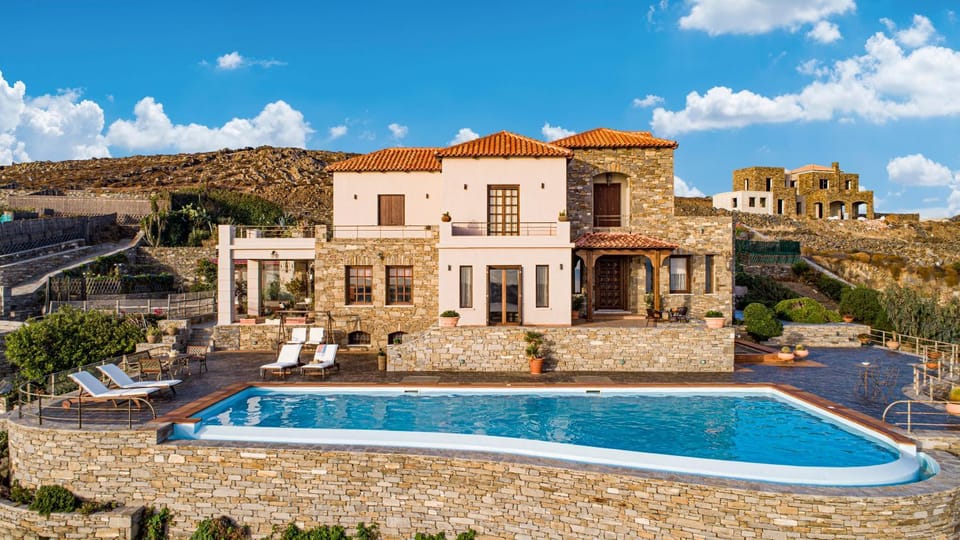 Property building, Day, Natural landscape, Mountain view, Pool view, Swimming pool, sunbed
