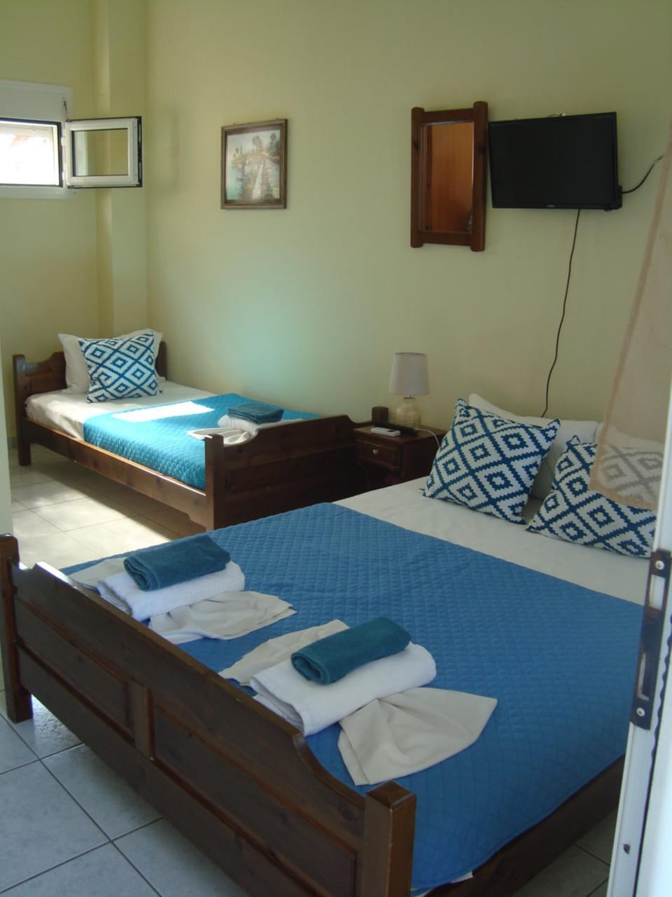Bed, TV and multimedia, View (from property/room), Bedroom, towels
