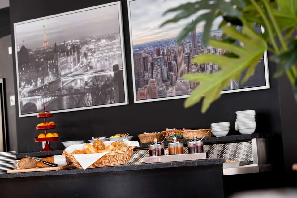 Restaurant/places to eat, Dining area, On site, Breakfast