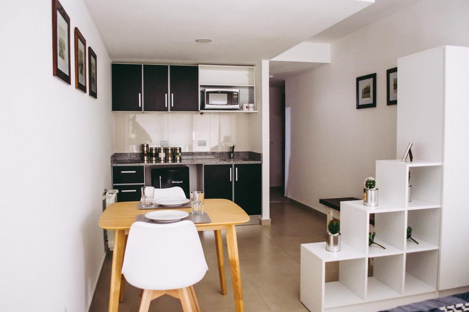 Kitchen or kitchenette, Dining area, minibar, oven, stove