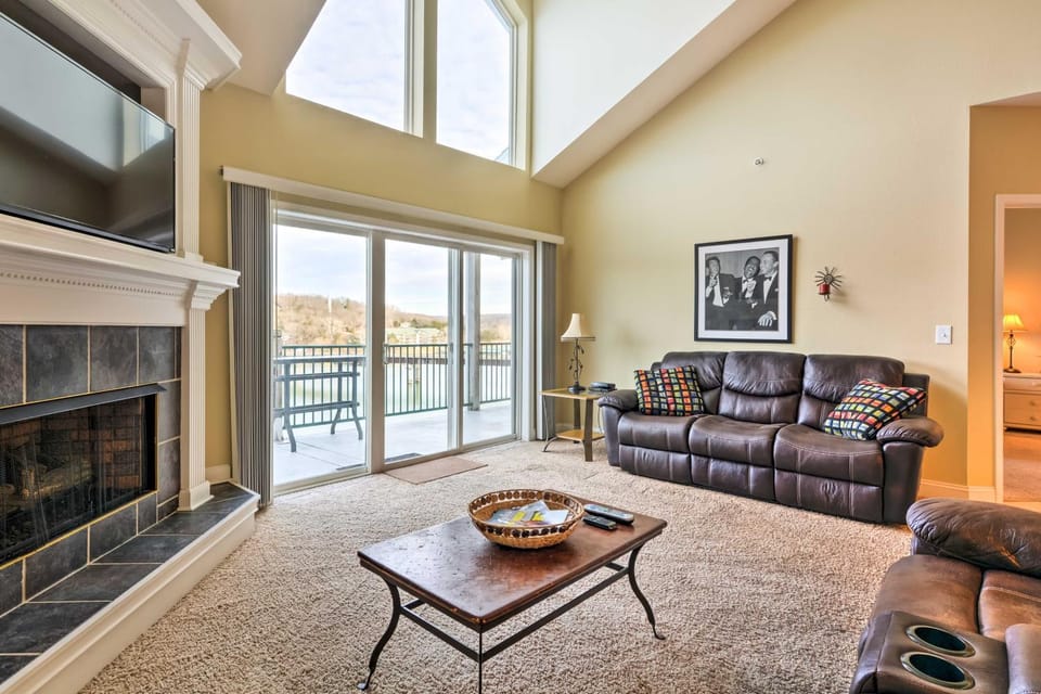 2 Pools! Group-Friendly Unit on Lake of the Ozarks Apartment in Ozark Mountains