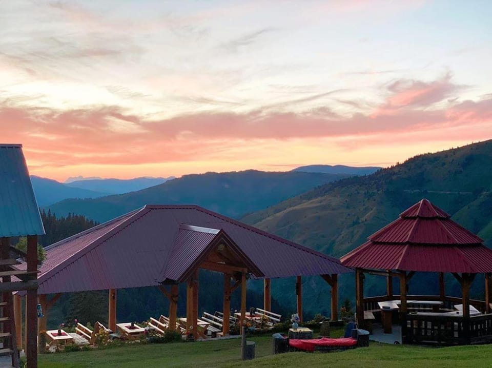 Property building, Restaurant/places to eat, View (from property/room), Dining area, Mountain view, Sunset