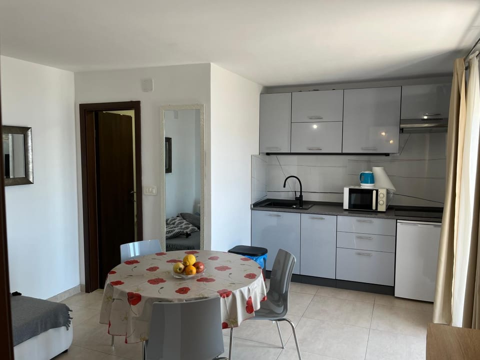 Kitchen or kitchenette, Dining area