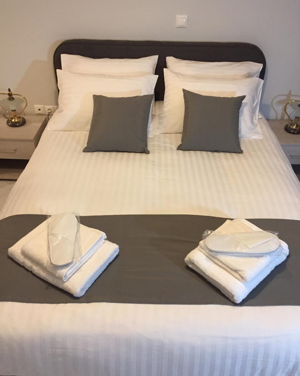 Bed, Bedroom, towels