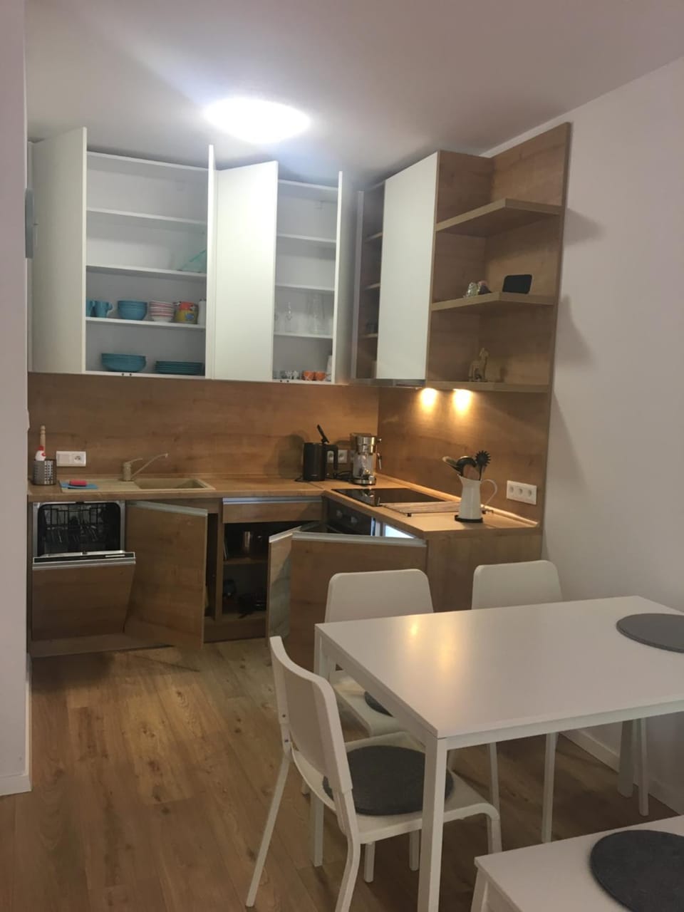 Kitchen or kitchenette, Dining area