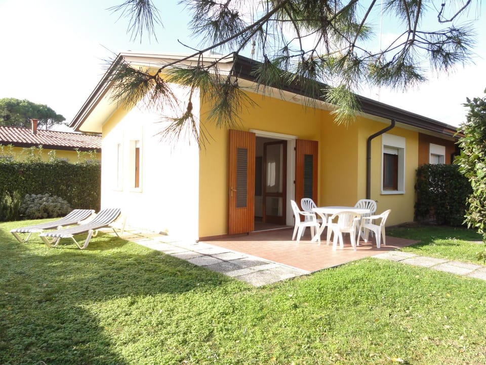 Property building, Patio, Facade/entrance, Garden