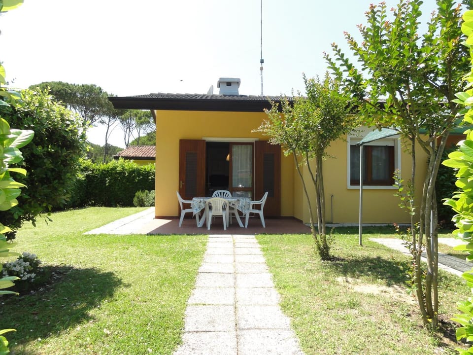 Property building, Facade/entrance, Garden