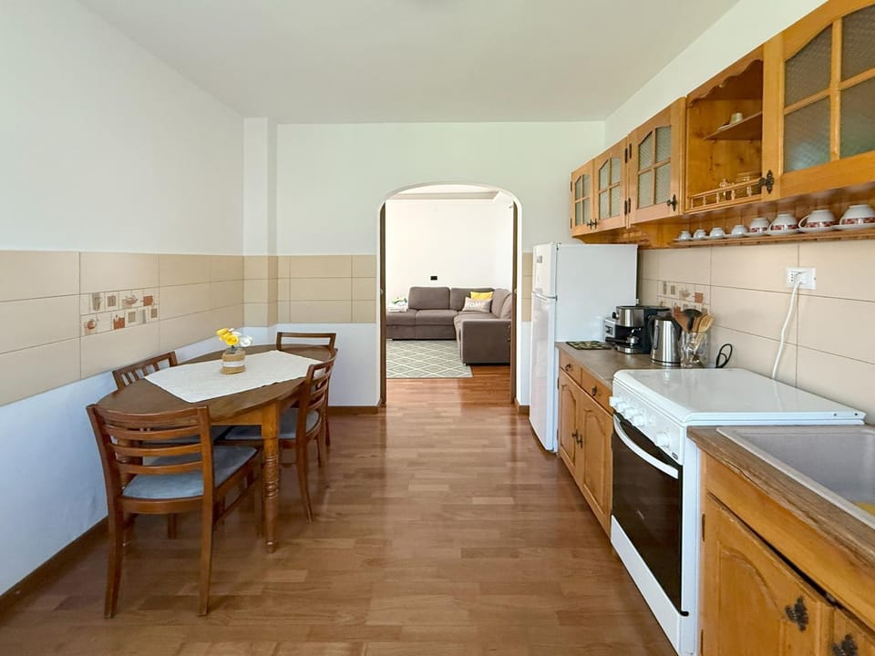 Dining area, minibar, oven, stove, toaster, kitchen