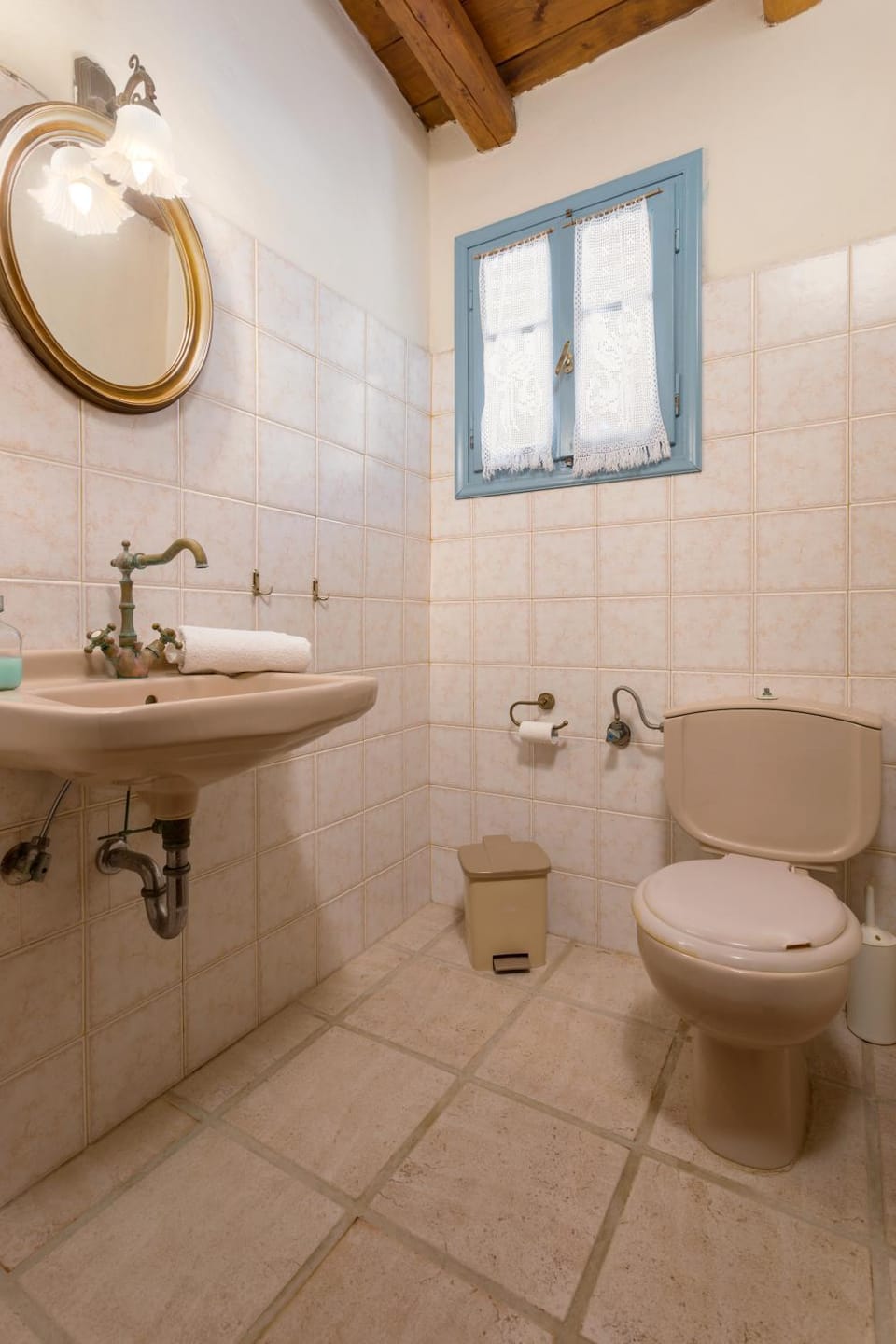Toilet, Bathroom, towels