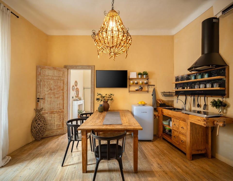 Kitchen or kitchenette, Dining area