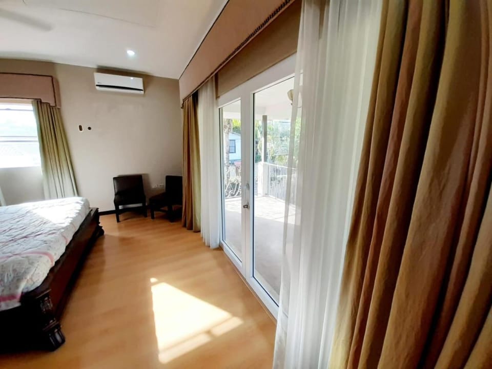Bedroom, air conditioner