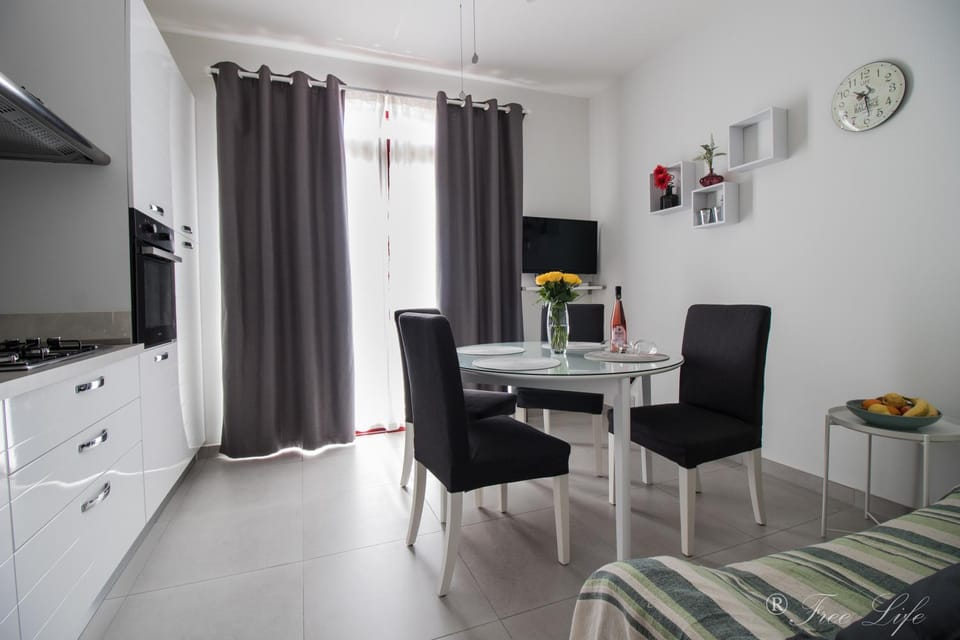 Communal lounge/ TV room, TV and multimedia, Living room, Seating area, Dining area