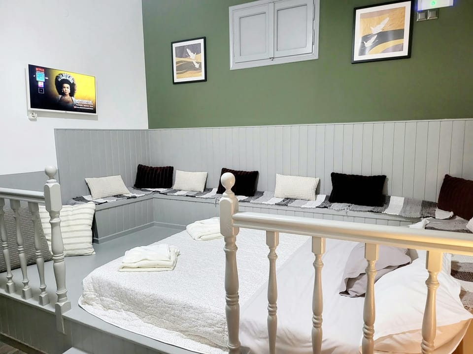 Bed, TV and multimedia, Photo of the whole room