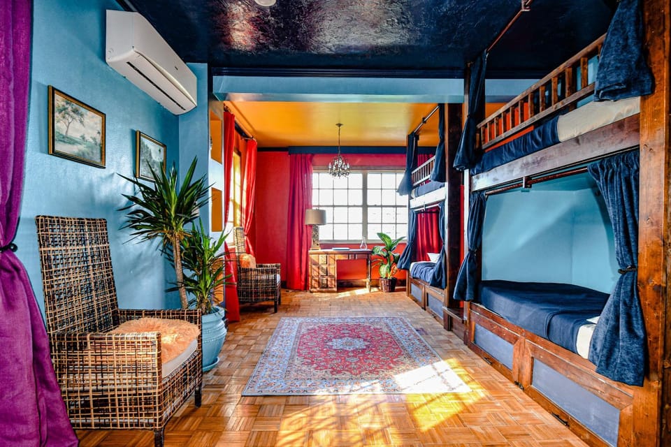 Seating area, Bedroom, bunk bed