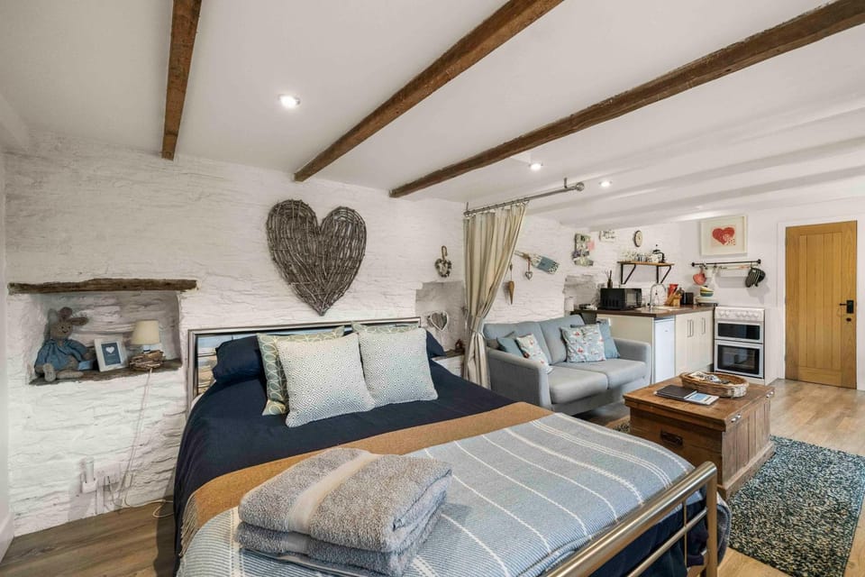 Unique Thatched Retreat near Salcombe and Beaches House in England