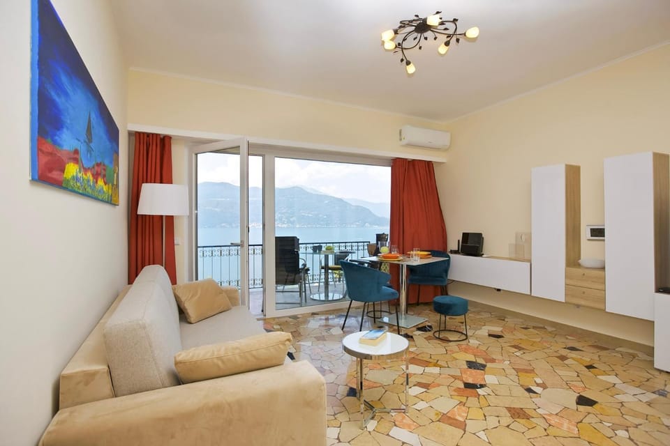 Living room, Dining area, Lake view, Mountain view