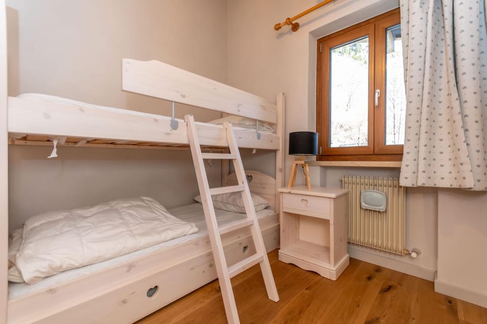 Bedroom, bunk bed
