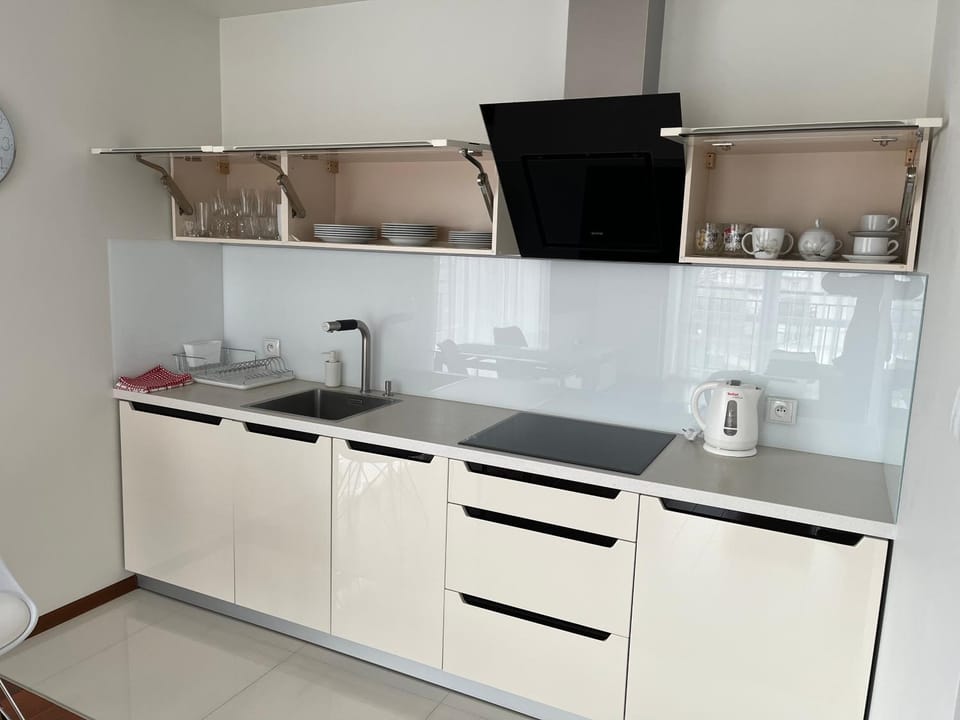 Coffee/tea facilities, Kitchen or kitchenette, stove