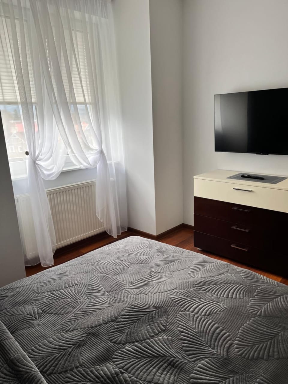 Bed, TV and multimedia, Bedroom
