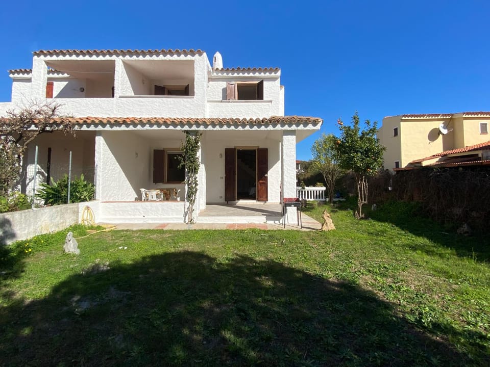 Property building, Facade/entrance, Garden, Garden view