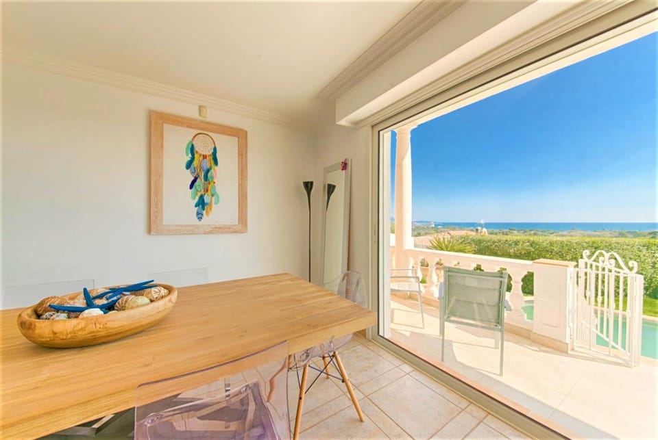 Villa piscine avec magnifique vue mer panoramique Villa in Villeneuve-Loubet