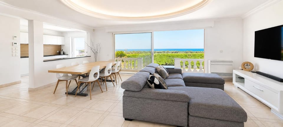 Villa piscine avec magnifique vue mer panoramique Villa in Villeneuve-Loubet