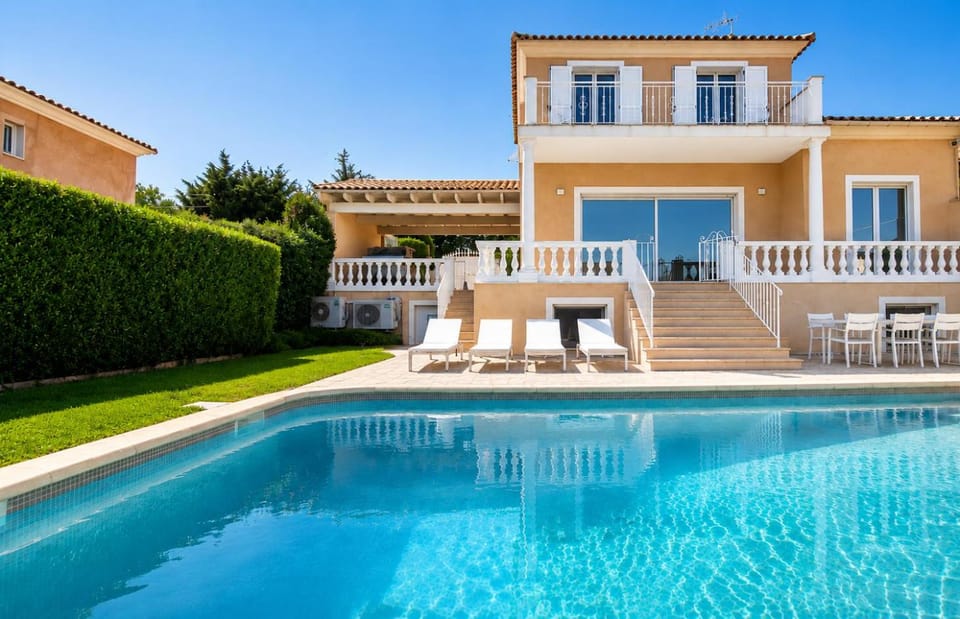 Villa piscine avec magnifique vue mer panoramique Villa in Villeneuve-Loubet