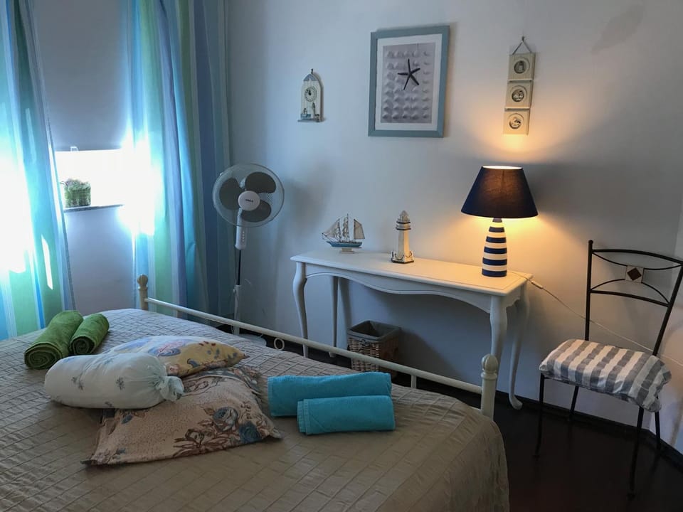 Bed, Seating area, Bedroom, Certificate/Award