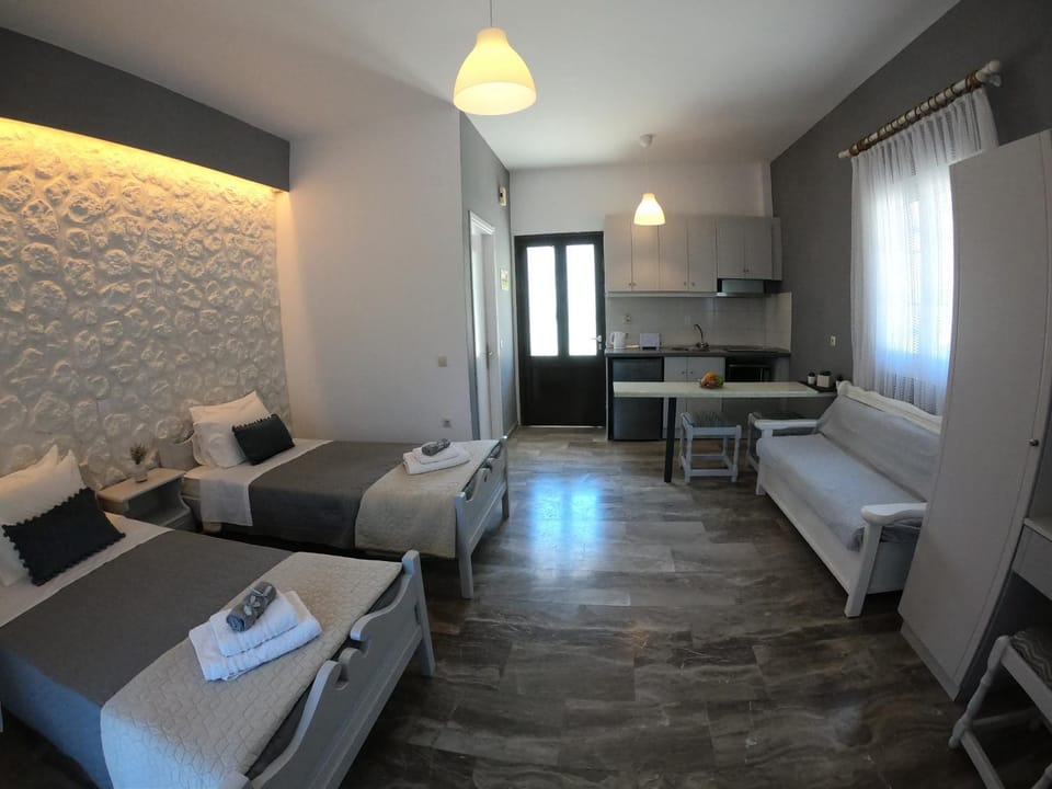 Kitchen or kitchenette, Seating area, Bedroom