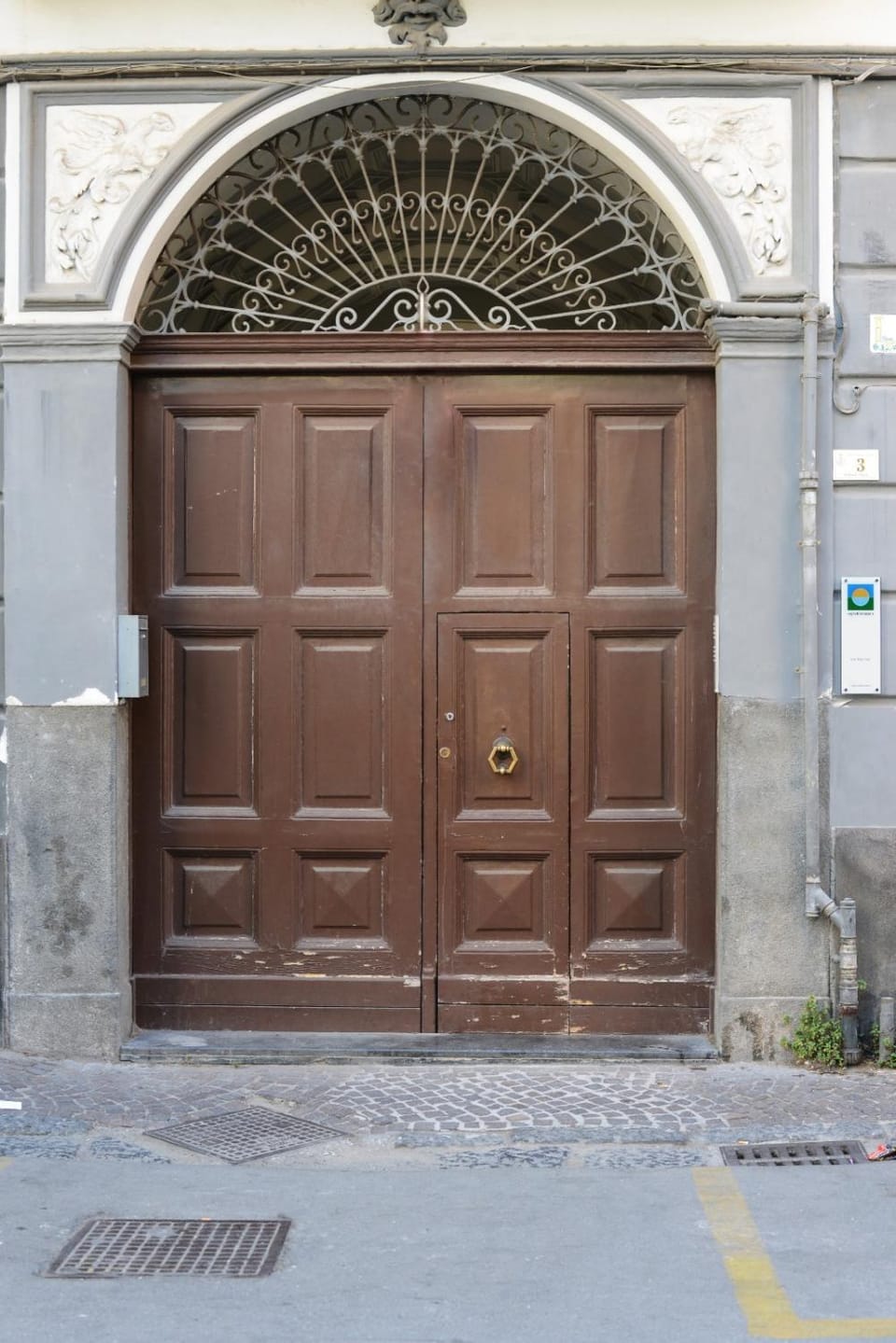 Property building, Facade/entrance, Decorative detail, City view, Street view