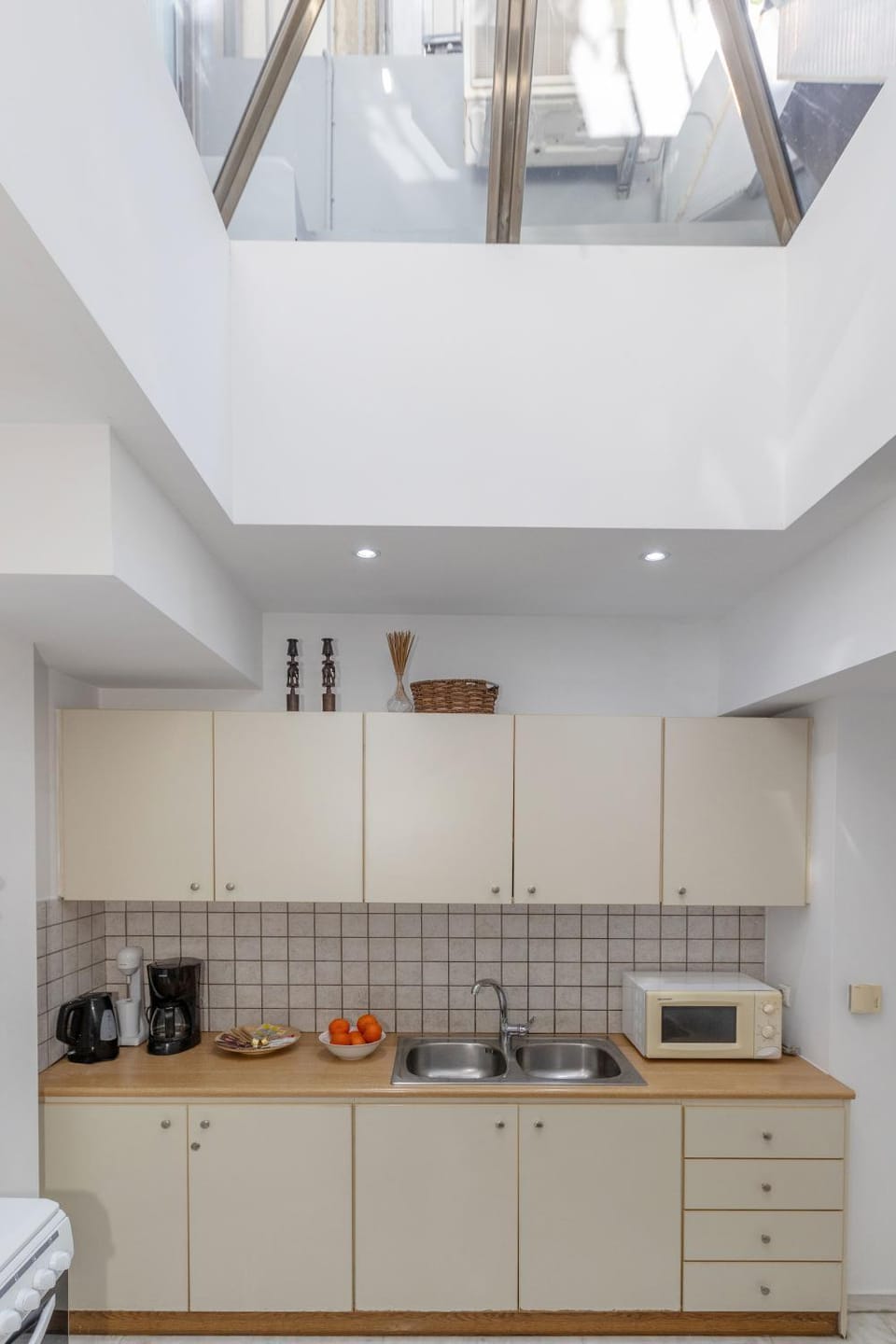 Coffee/tea facilities, Kitchen or kitchenette, stove