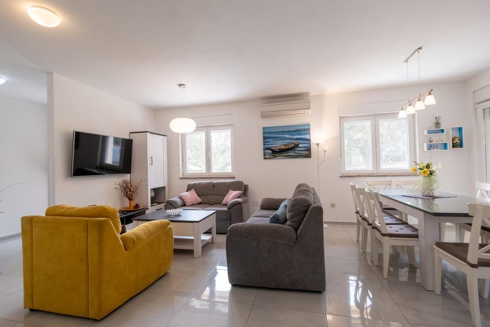 TV and multimedia, Living room, Seating area, Dining area, Evening entertainment