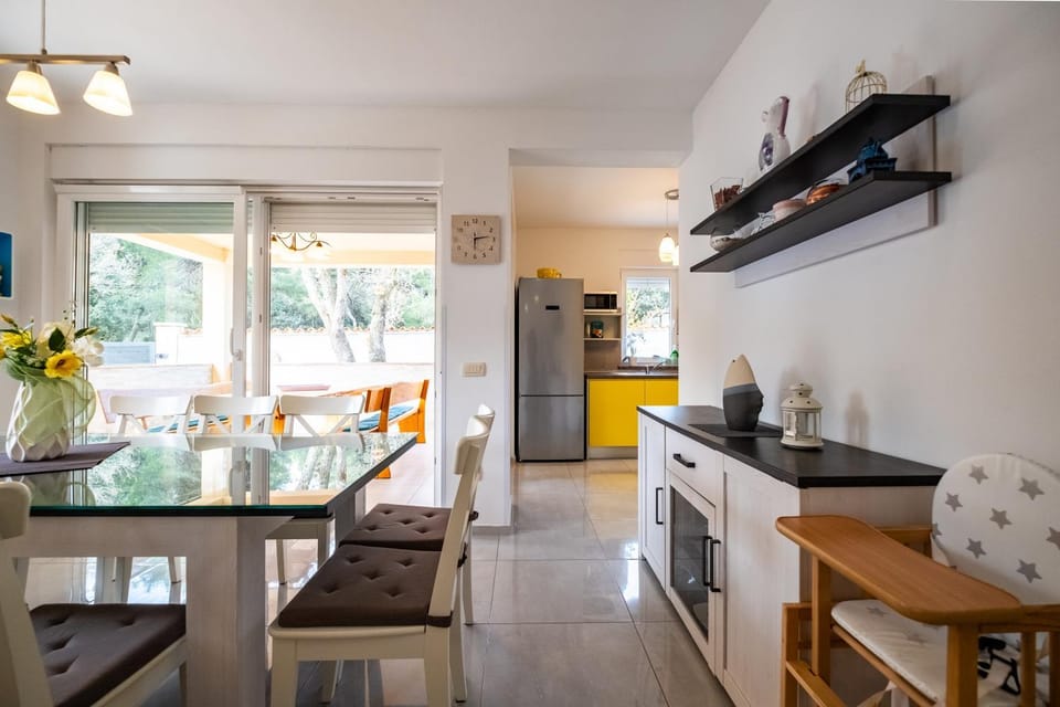 Kitchen or kitchenette, Living room, Seating area, Dining area, dishwasher, oven, stove
